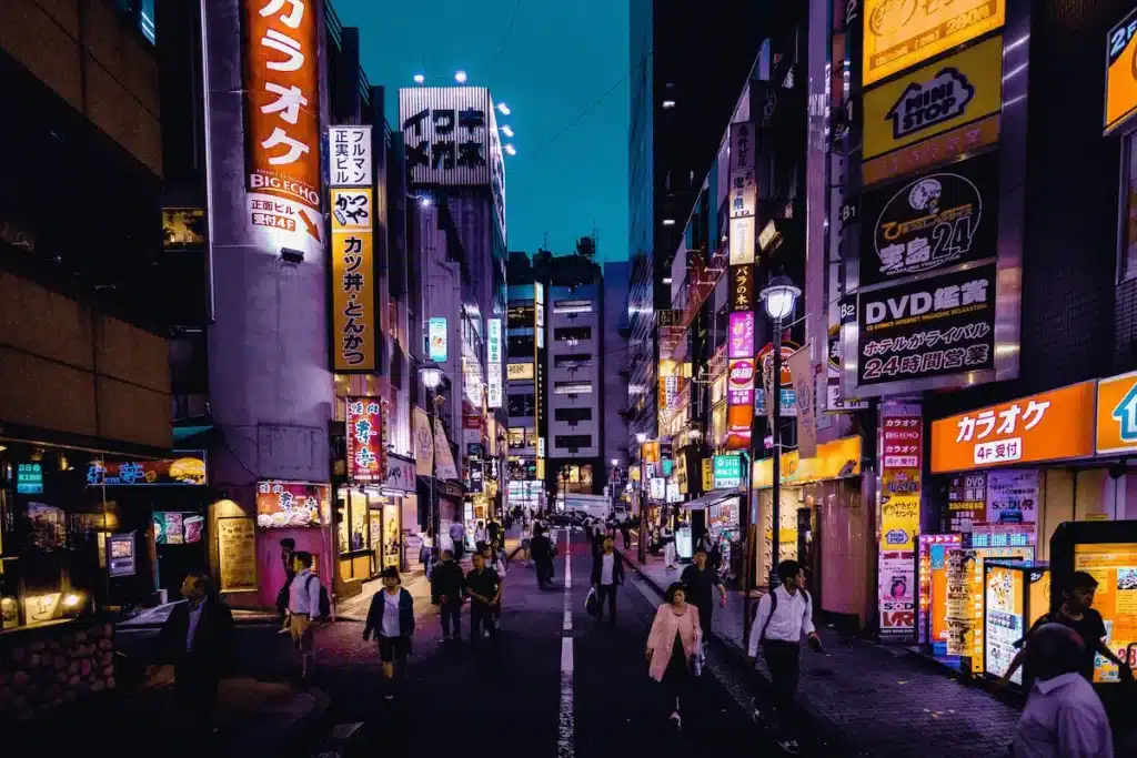 Image d'une rue japonaise le soir